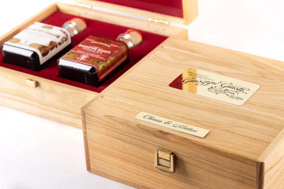 giusti-plaquette-grav-e-personnalis-e-pour-coffret-cadeau image 1